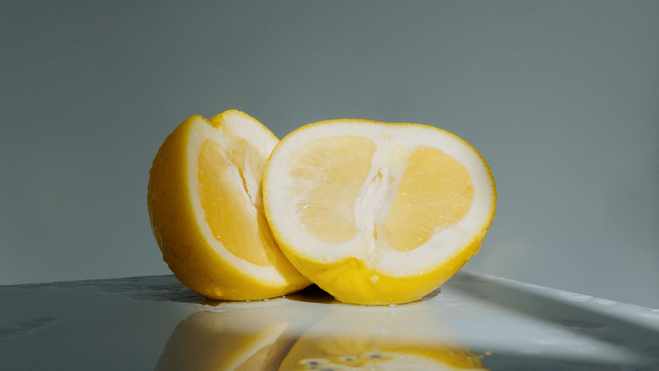 Польза кожуры лимонов. Лимон 2022. Лимон нарезанный. Пятна на кожуре лимона. Лимон с толстой кожурой.